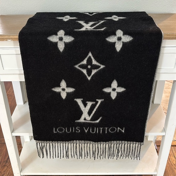 Louis Vuitton scarf - Picture 1 of 2